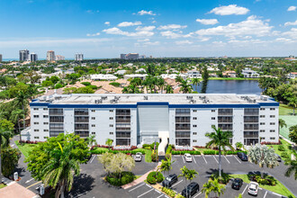 555 Park Shore Dr in Naples, FL - Building Photo - Building Photo