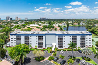 555 Park Shore Dr in Naples, FL - Foto de edificio - Building Photo