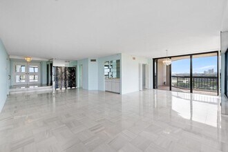 1900 Consulate Pl in West Palm Beach, FL - Foto de edificio - Building Photo