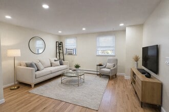 11 Pilgrim Ct, Unit 2FL in Bloomfield, NJ - Building Photo - Building Photo