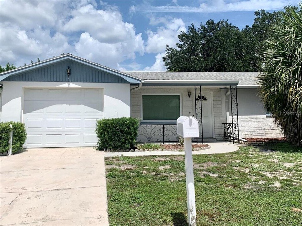 3335 Coldwell Dr in Holiday, FL - Foto de edificio