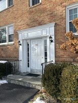 132 Heritage Hill Rd in New Canaan, CT - Building Photo