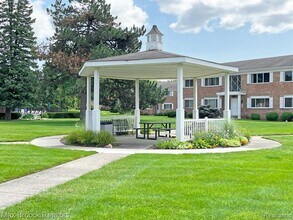 801 W Long Lake Rd in Bloomfield Township, MI - Building Photo - Building Photo