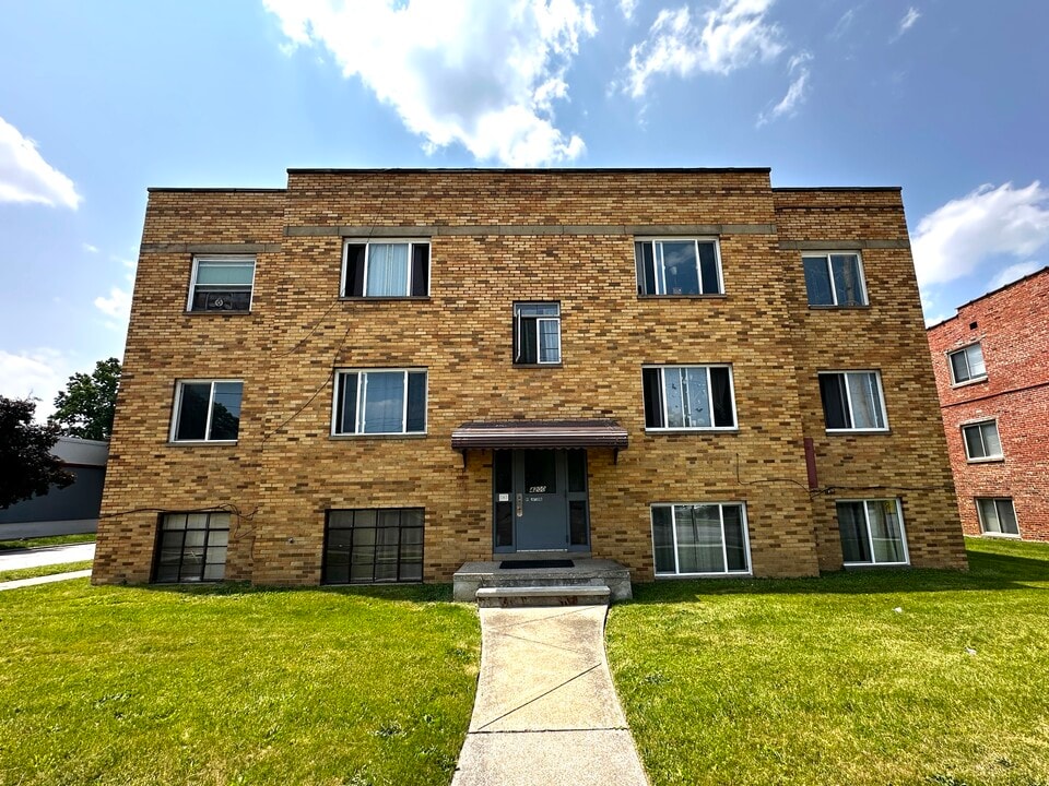 4200 Ridge Rd, Unit APT 2 in Brooklyn, OH - Building Photo