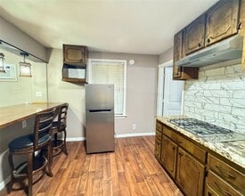 403 Clear Lake Rd in Highlands, TX - Building Photo - Building Photo