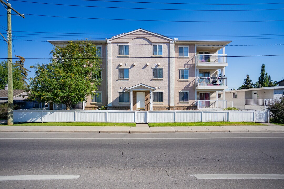 7724 Bowness Rd NW in Calgary, AB - Building Photo