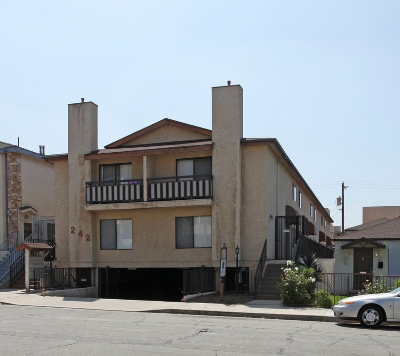 242 E Elmwood Ave in Burbank, CA - Building Photo