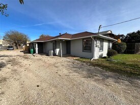 2526 Louise St in Denton, TX - Building Photo