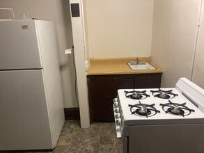 3431 W Kilbourn Ave, Unit 9 in Milwaukee, WI - Building Photo - Building Photo