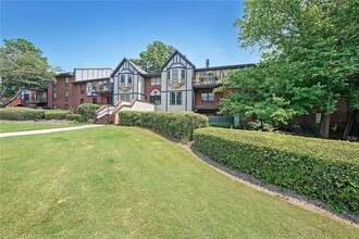 6851 Roswell Rd in Atlanta, GA - Foto de edificio - Building Photo