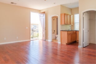 329 Kiawah River Dr in Oxnard, CA - Building Photo