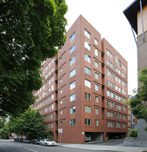 Hamilton West Apartments in Portland, OR - Building Photo - Building Photo