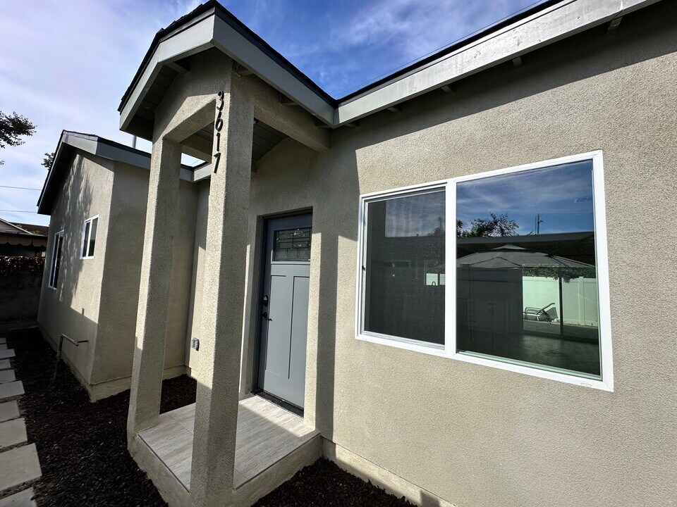 3617 W Victory Blvd in Burbank, CA - Building Photo