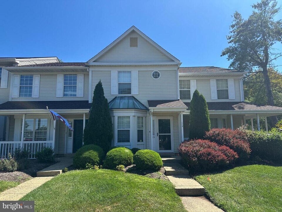 175 Leedom Way in Newtown, PA - Foto de edificio