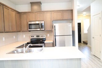 205 Cloverdale Rd in Kalama, WA - Building Photo - Building Photo