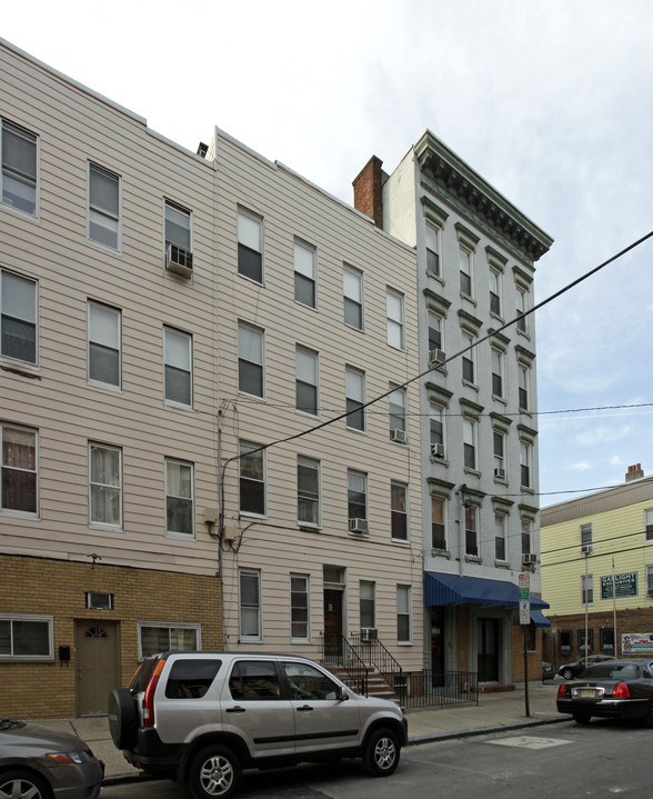 330 Adams St in Hoboken, NJ - Building Photo