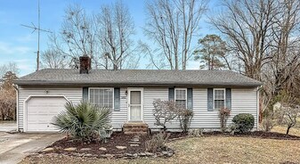 102 Mitchell Ct in Moyock, NC - Building Photo