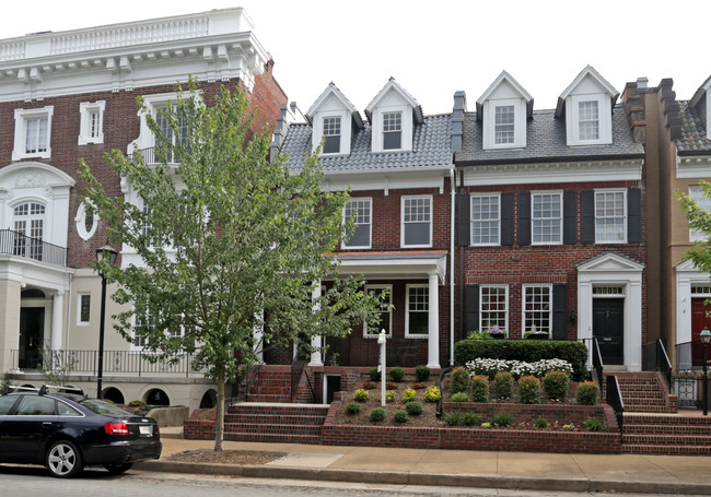 2217 Monument Ave in Richmond, VA - Foto de edificio - Building Photo