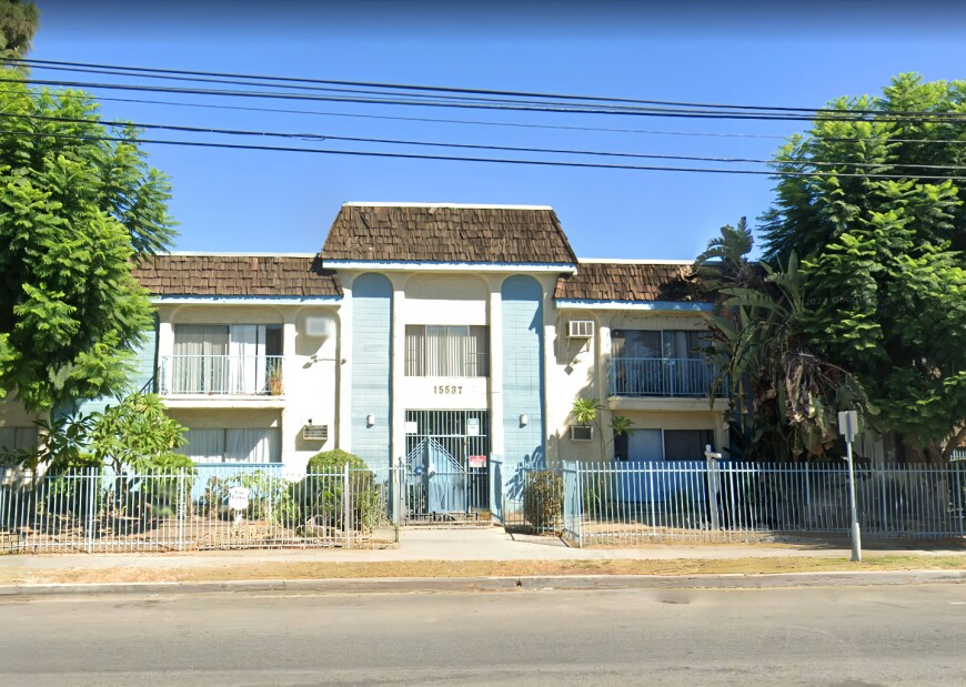 15537 Nordhoff St in Los Angeles, CA - Building Photo