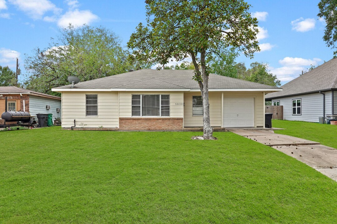 5830 Glenhurst Dr in Houston, TX - Building Photo