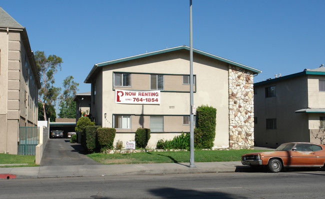 6851 Whitsett Ave in North Hollywood, CA - Foto de edificio - Building Photo