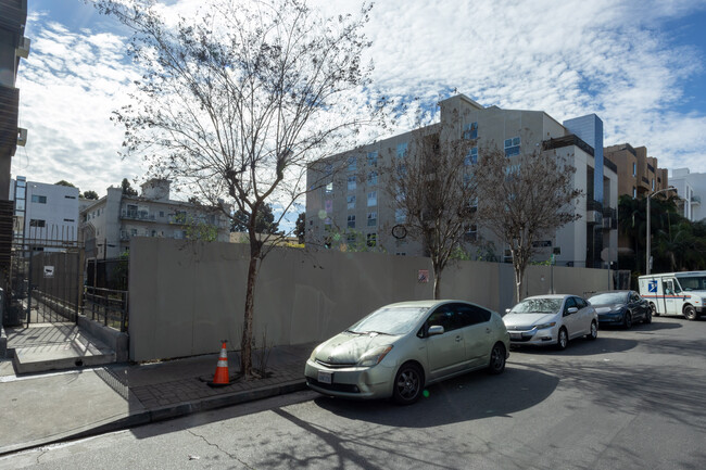 7050 Hawthorn Ave in Los Angeles, CA - Building Photo - Building Photo