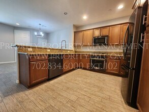 11408 Newton Commons Dr in Las Vegas, NV - Building Photo - Building Photo