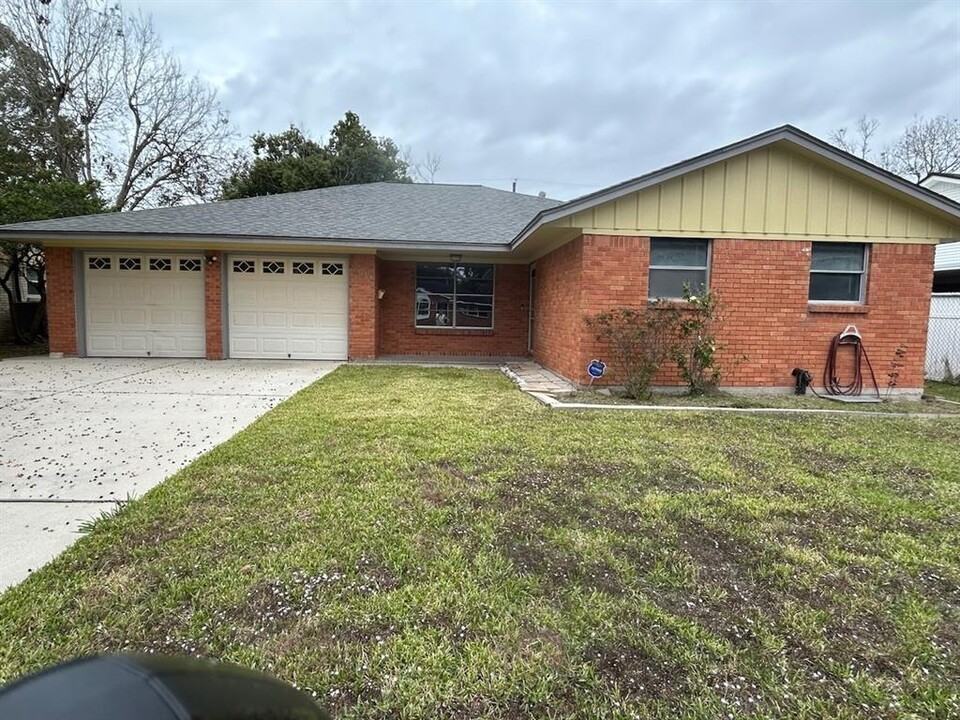 2104 Chilton Dr in Baytown, TX - Building Photo