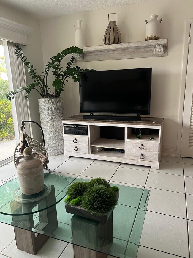 5780 Fernley Dr W in West Palm Beach, FL - Building Photo - Building Photo