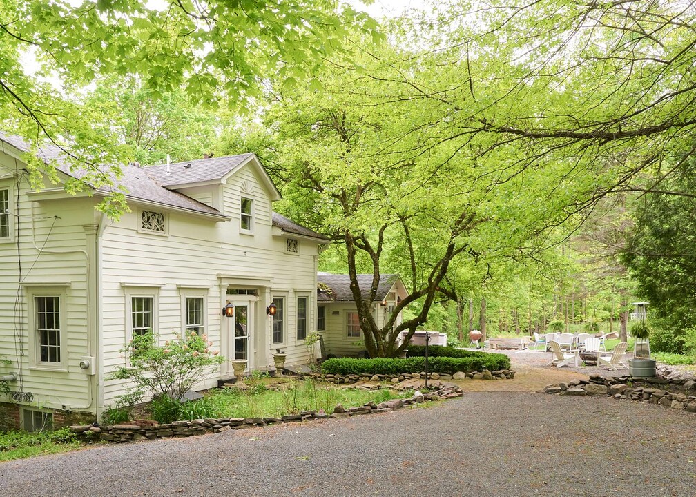 1017 Bruyn Turnpike in Pine Bush, NY - Building Photo