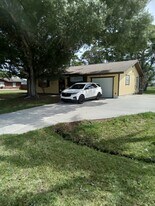 325 NW Ferris Dr, Unit 1240-13 in Port St. Lucie, FL - Building Photo