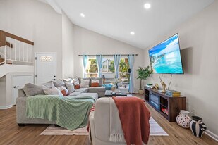 13737 Via Tres Vistas in San Diego, CA - Building Photo