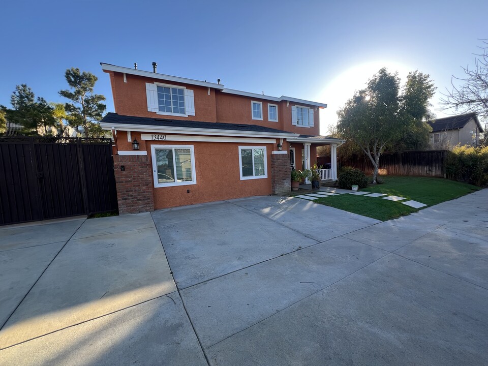 13438 Azores Ave in Sylmar, CA - Building Photo