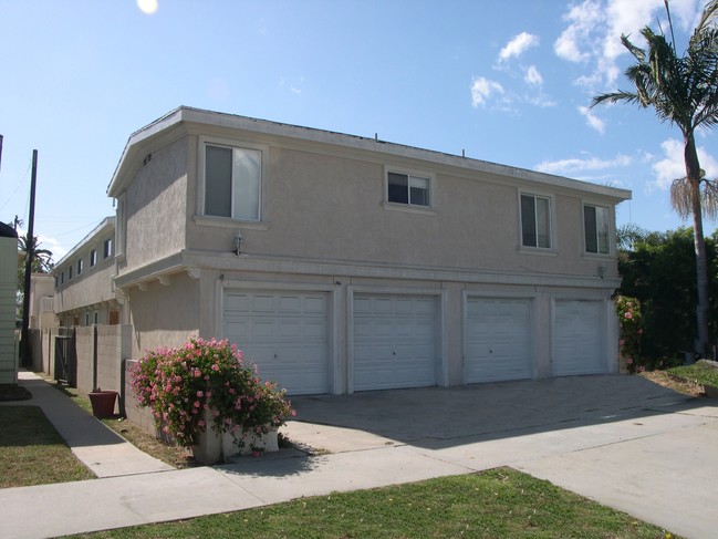 Lake in Huntington Beach, CA - Foto de edificio - Building Photo