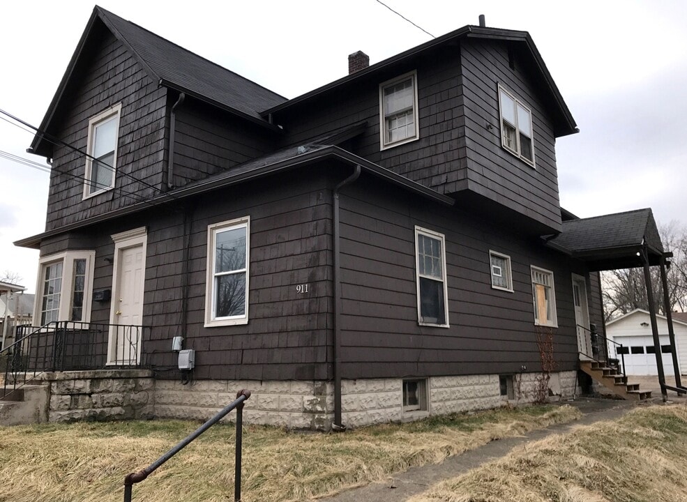 911 Camden Ave SW, Unit 3 in Canton, OH - Building Photo
