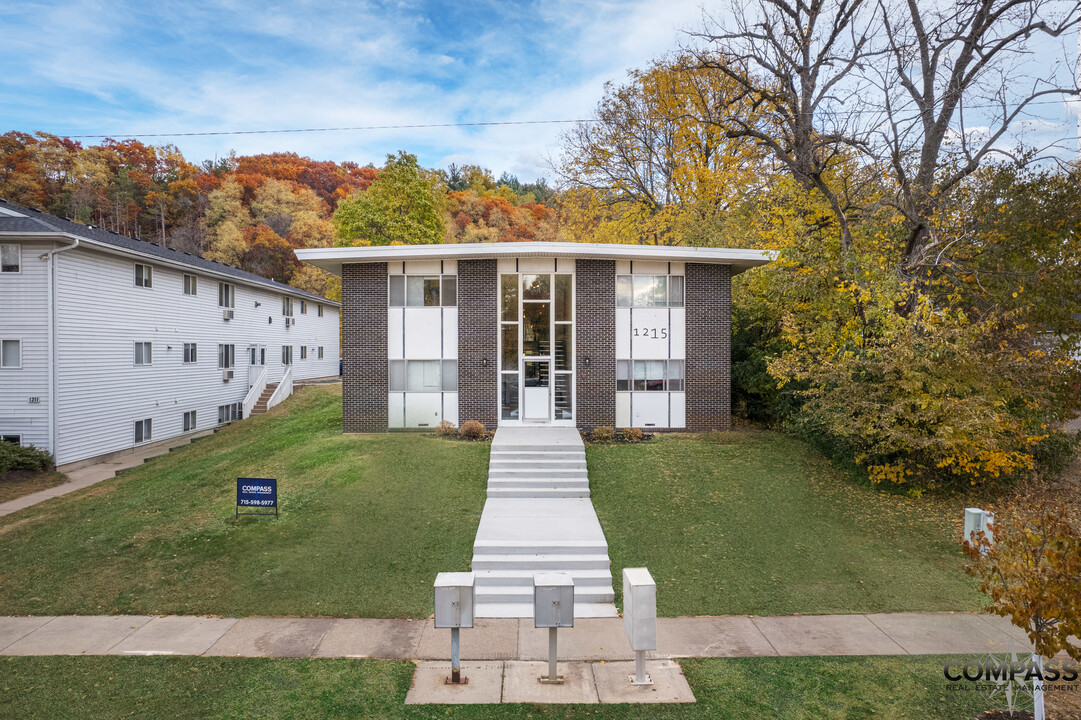 1215 S Dewey St Apartments in Eau Claire, WI - Foto de edificio