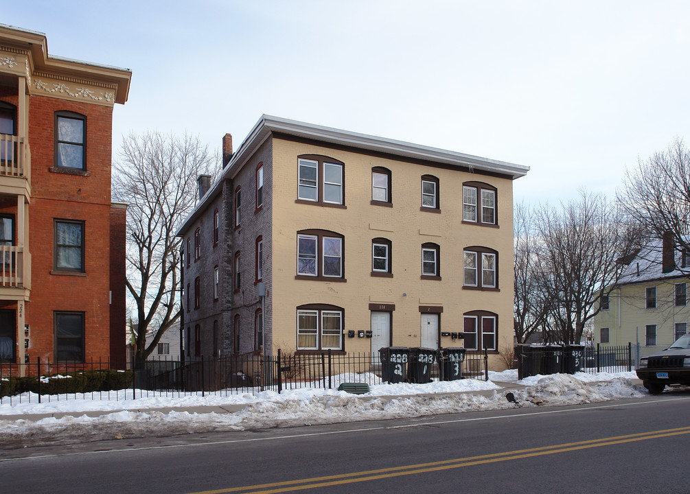 228 Maple Ave in Hartford, CT - Foto de edificio