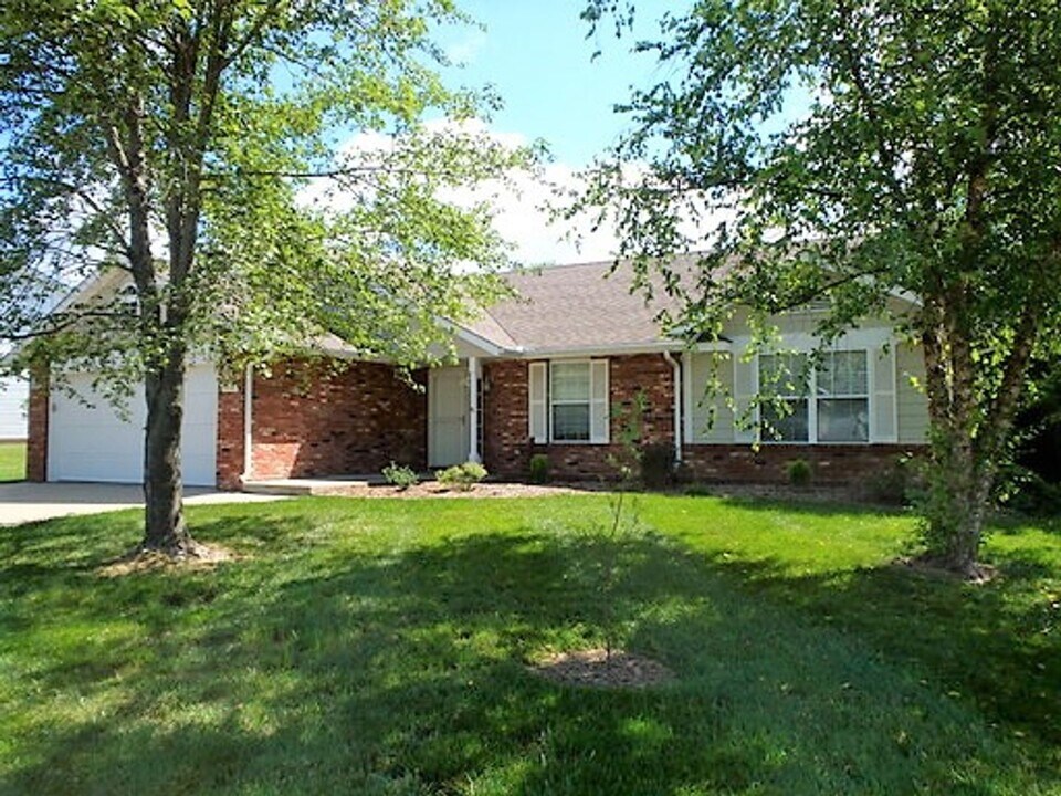 3828 Woods Edge Rd in Columbia, MO - Building Photo
