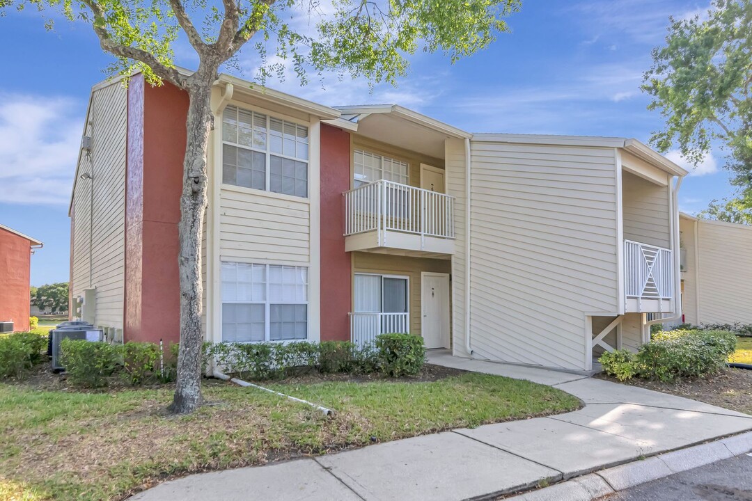 203 Lake Parsons Green in Brandon, FL - Building Photo