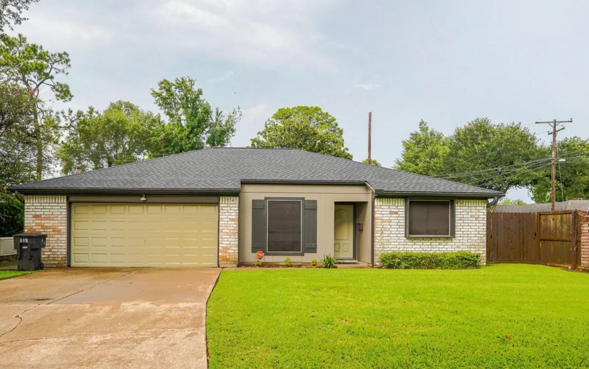 815 S 3rd St in Nederland, TX - Building Photo