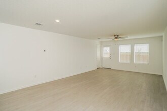 1826 Musk Rose in Converse, TX - Foto de edificio - Building Photo