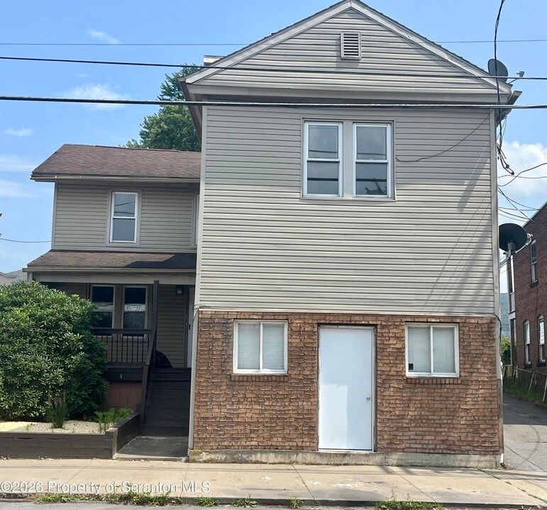 704 Hazle St in Wilkes-Barre, PA - Building Photo