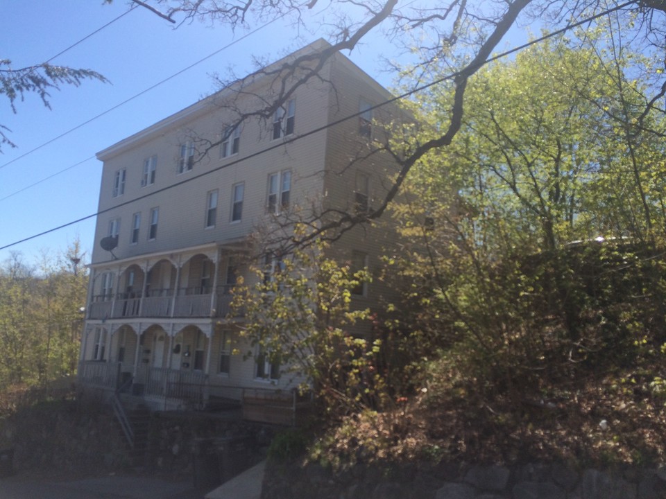 8 Pond St in Naugatuck, CT - Building Photo