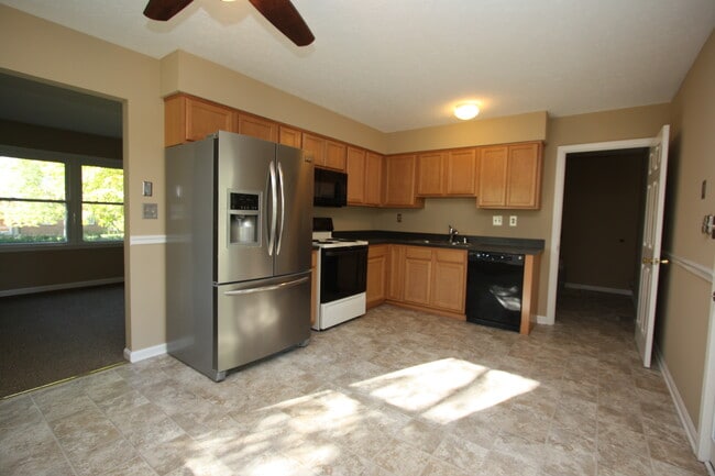 6824 Hillside Drive in Pewee Valley, KY - Foto de edificio - Building Photo