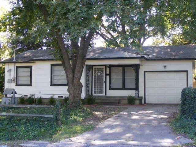 101 W McCoulskey St in Terrell, TX - Building Photo