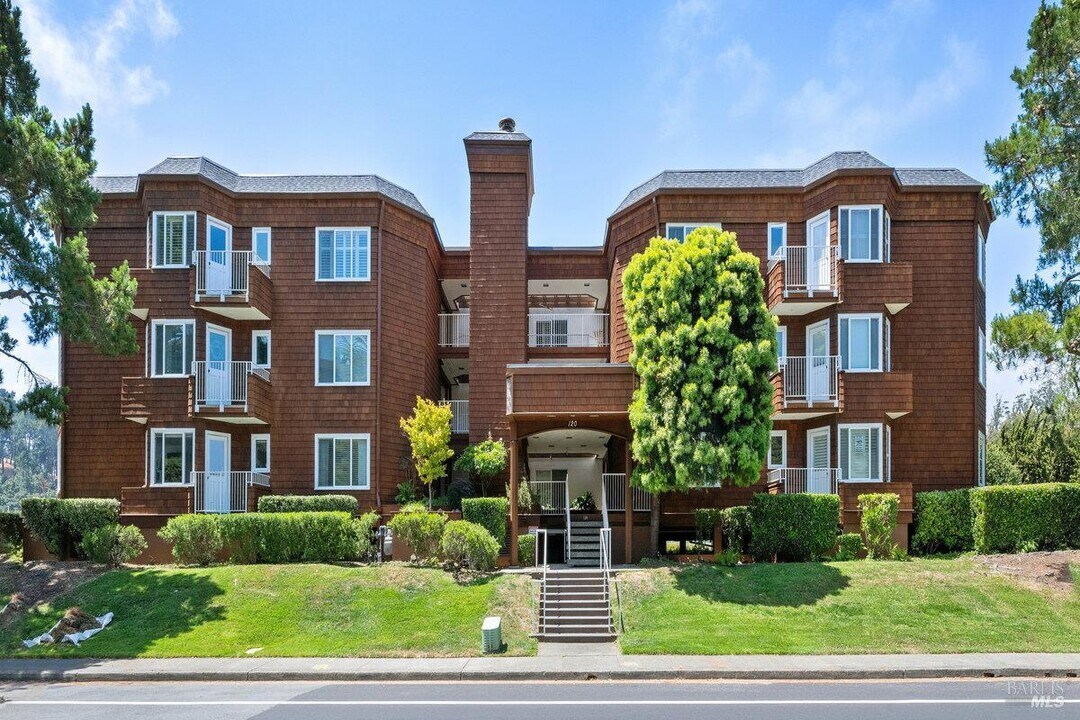 120 Seminary Dr in Mill Valley, CA - Building Photo