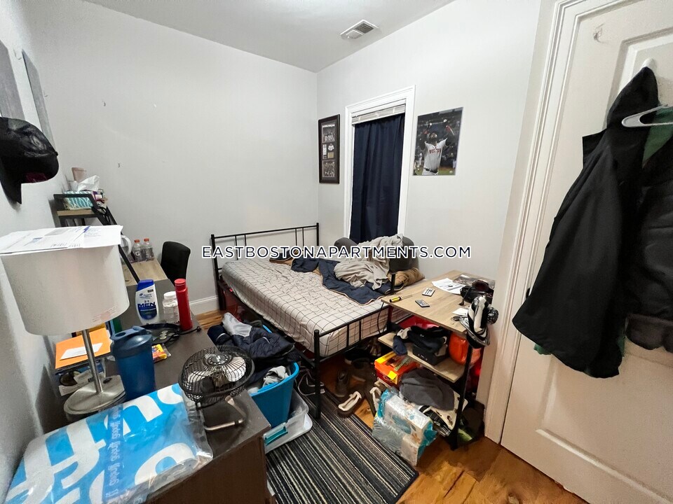 128 Bremen St in Boston, MA - Building Photo