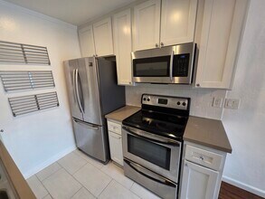 1351 N Orange Dr, Unit 109 in Los Angeles, CA - Building Photo - Building Photo