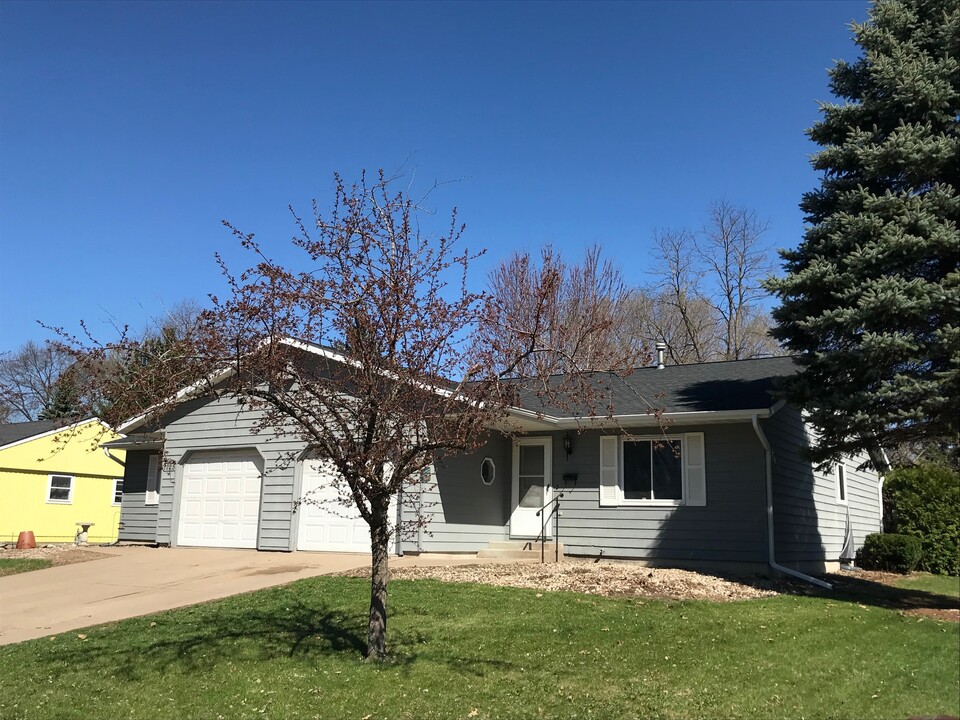 1127 Schafer Dr in Onalaska, WI - Building Photo