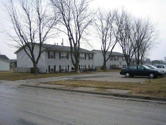 415 Cedar Ln in Walcott, IA - Foto de edificio